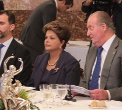 Su Majestad el Rey junto a la Sra. Dilma Rousseff y Don Felipe, durante su intervención